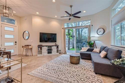 MLK Casa | Off the hook in Austin with Chic 2BR Retreat plus Firepit