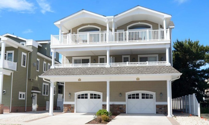 Sea Isle City Casa | Ofreciendo 3 Master suites cada una con sus propios baños privados y 2 tienen terrazas privadas.