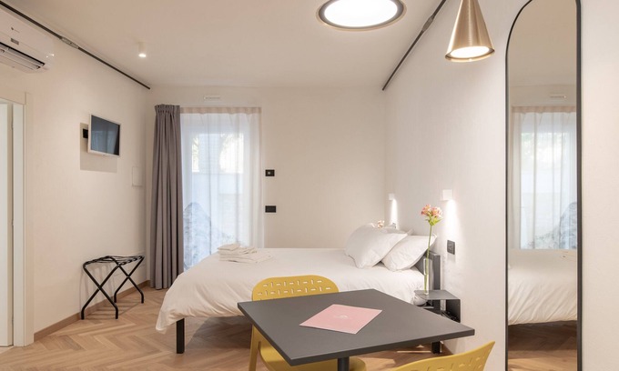 Fermo Cama Y Desayuno | OGNISSANTI SUITES - SIBILLA SUITE, suite with a double-bed and private bathroom