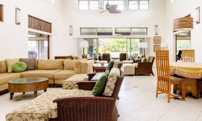 Keaau Casa | Armonía en el paraíso: gran patio cubierto de casas modernas, con césped y jardines