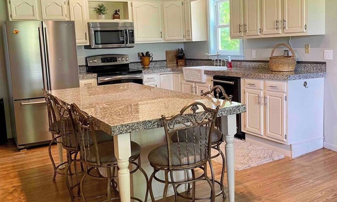 Elkton Otro | Ohio Lake Country Farmhouse