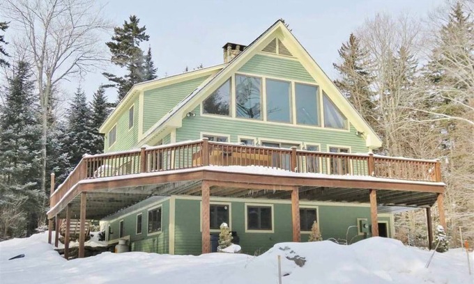 Mount Holly Chalet De Esquí | Okemo Mt. Casa Mins. de Ludlow con bañera de hidromasaje. Mesa de billar, 14 personas