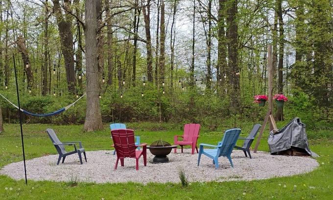 Wayland Cabaña | Cozy cottage getaway by the lake! 15 min to Hot Air Balloon Fest $130