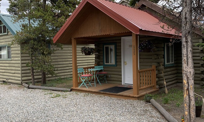 West Yellowstone Cabina | Ol ’Cabin No. 12 Cabaña acogedora y actualizada perfecta para 2