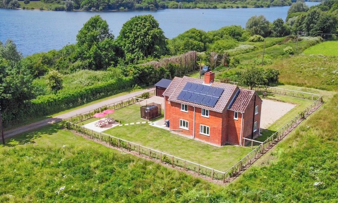 Holbrook Cabaña | Old Alton Hall Farmhouse