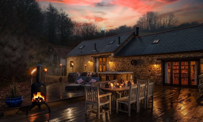 Combe Martin Cabaña | Old Barn - sleeps 10 guests in 5 bedrooms