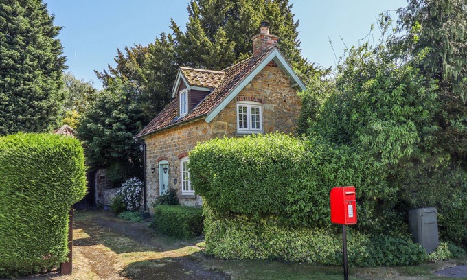 Market Rasen Cabaña | OLD BLACKSMITHS COTTAGE, pet friendly, with a garden in Market Rasen