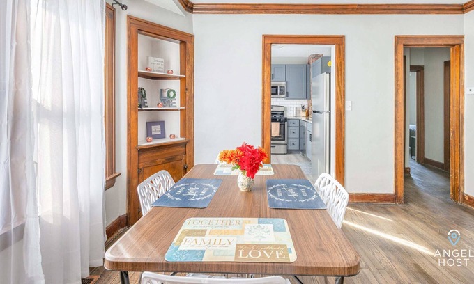 Old Brooklyn Casa | Old Brooklyn Duplex Apt, 2 Blocks to Ridge Park Sq