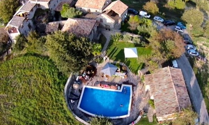 La Pardina Cabaña | Casa acogedora con piscina, en una hacienda productora de vinos renovada artísticamente.