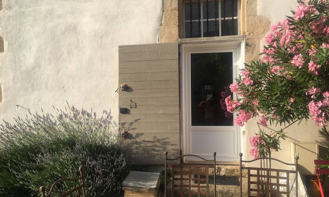 Pertuis Casa | Old building in a quiet area with a large terrace for 2 or 3 people.