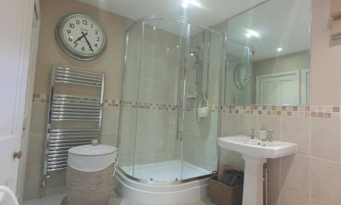 Bursledon Cabaña | Old Bursledon Cottage, Dog Friendly With Private Hot Tub. close to River Hamble