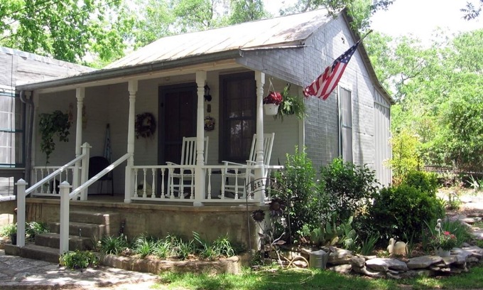 Fredericksburg Cabaña | Old Country Charm 2 1/2 cuadras de Main St Shopping / Private Get-a-Way w / Hot Tub