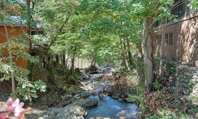 Gatlinburg Hotel | Old Creek Lodge