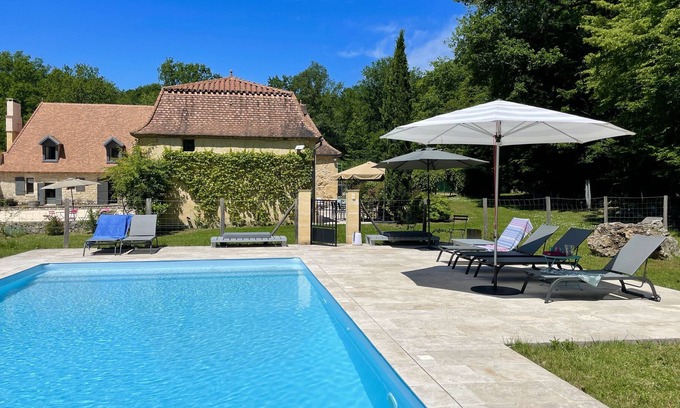 Lanquais Casa | Vieja granja del décimosexto siglo, piscina, tenis en el centro el bosque