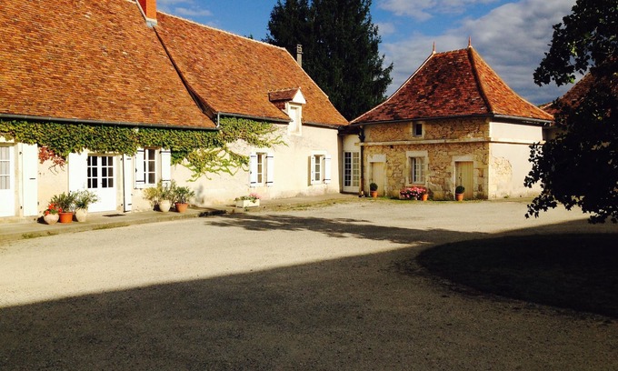 Saint-Martial-d'Albarede Casa | Granja de edad con una gran piscina