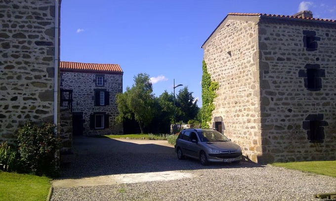 Aydat Otro | Old farmhouse with panoramic view of nature, lakes and volcanoes