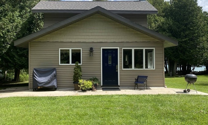 Sturgeon Bay Cabina | Old Fashioned Suite - Cottage on the shores of Lake Michigan