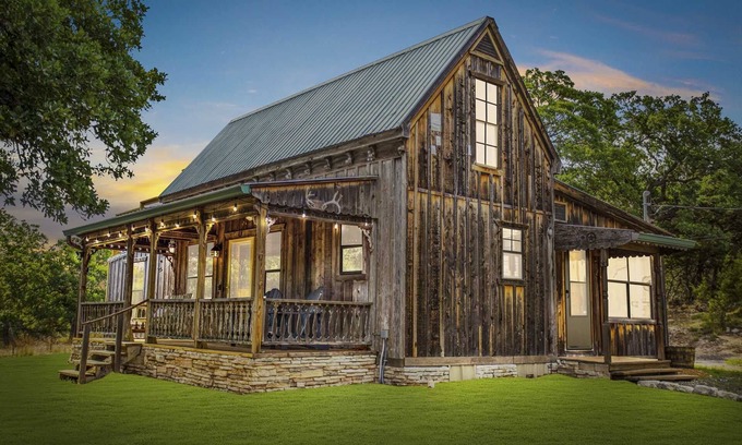Kerrville Cabaña | Old Fellow's Farmhouse