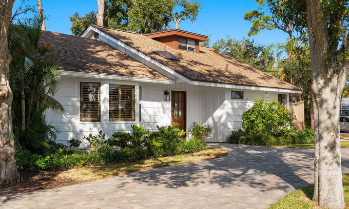 Englewood Cabaña | Old-Florida charm close to everything wonderful that Englewood has to offer!!