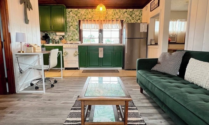 Boardwalk Apartamento | Old Florida Living, Beachside Loft, Near Flagler & 3-minute walk to beach