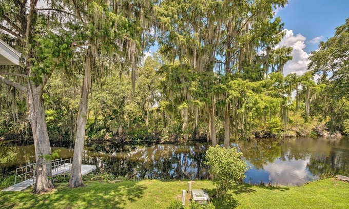 Inverness Casa | Old Florida Setting w/ Kayaks & Fishing Poles