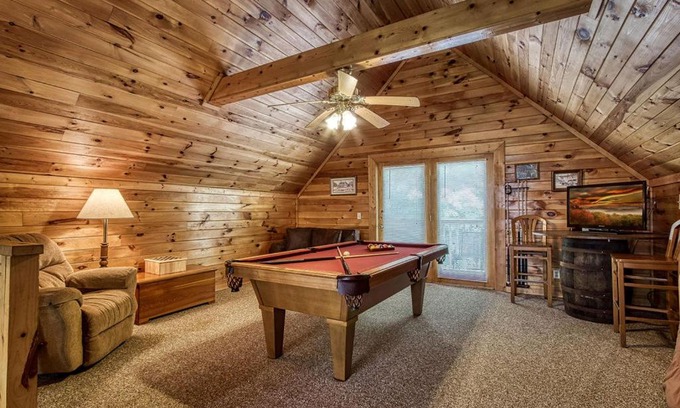 Sevierville Casa | Old Glory, Pool Table, Pool access, WIFI, Free Attraction Tickets!