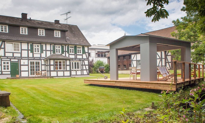 Oberschledorn Casa | Antigua casa con entramado de madera de un antiguo molino de agua, jardín de 600 metros cuadrados