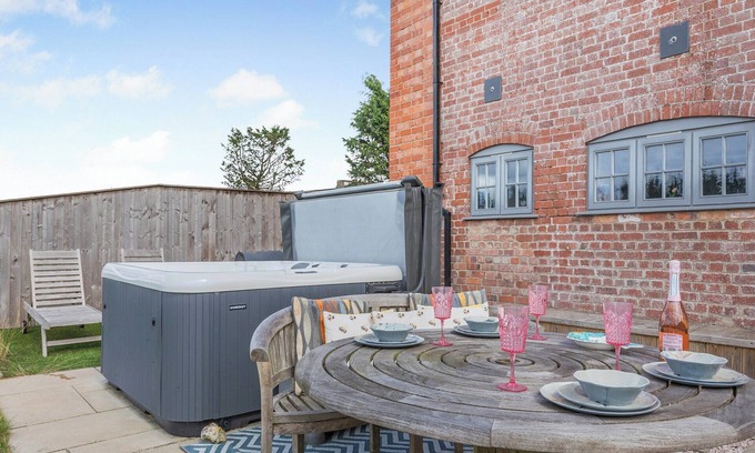 Honiton Cabaña | Old Highwood - Piggy in the Middle