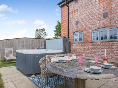 Honiton Casa | Old Highwood - Piggy In The Middle