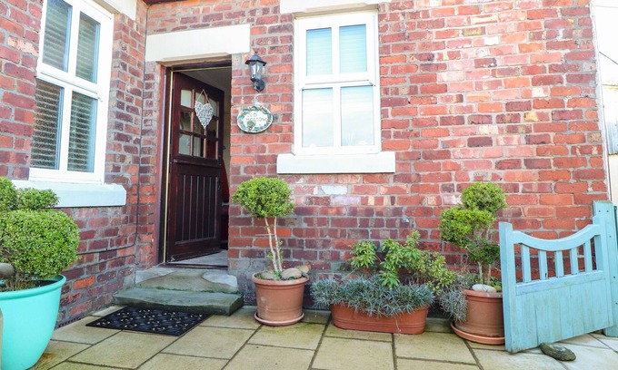 Churchtown Cabaña | OLD HOLLOW COTTAGE, pet friendly, with open fire in Southport