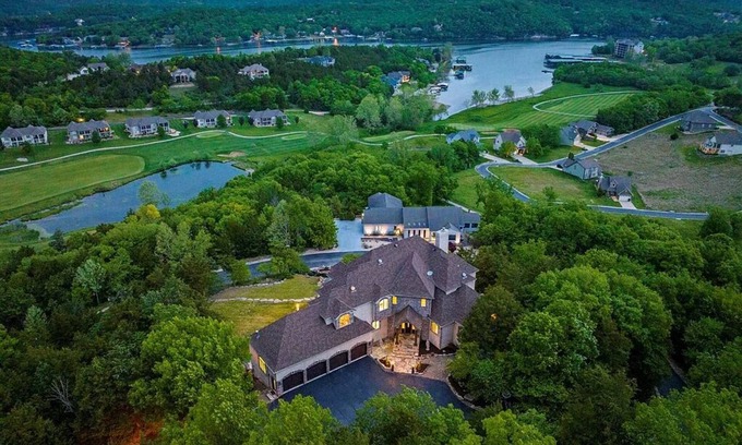 Camdenton Casa | Castillo de Kinderhook: retiro ejecutivo de 9,400 pies cuadrados, 7 recámaras, en una comunidad cerrada de golf