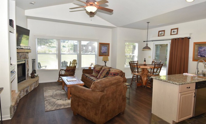 Camdenton Cabaña | Old Kinderhook Creekside Golf Cottage 13