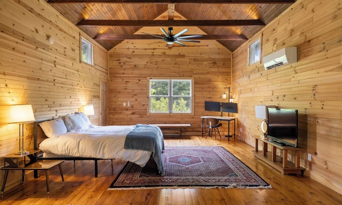 Bakersville Casa | Old Masters Mill in Loafers Glory