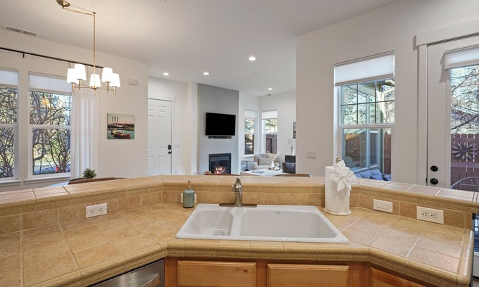Larkspur Casa | Old Millton - 2 Bedroom in Old Mill District