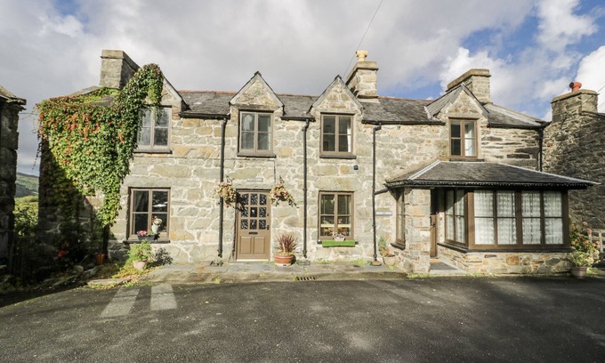 Maentwrog Casa | OLD POST OFFICE, pet friendly, with open fire in Blaenau Ffestiniog