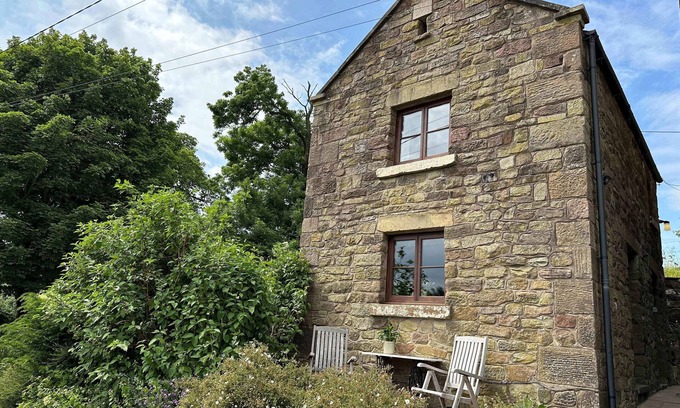 Upper Hulme Cabaña | OLD POST OFFICE BARN, with a garden in Leek