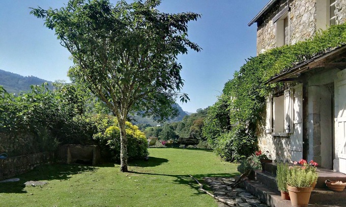 Sainte-Engrace Otro | Cortijo pirenaico en campos y bosques propios