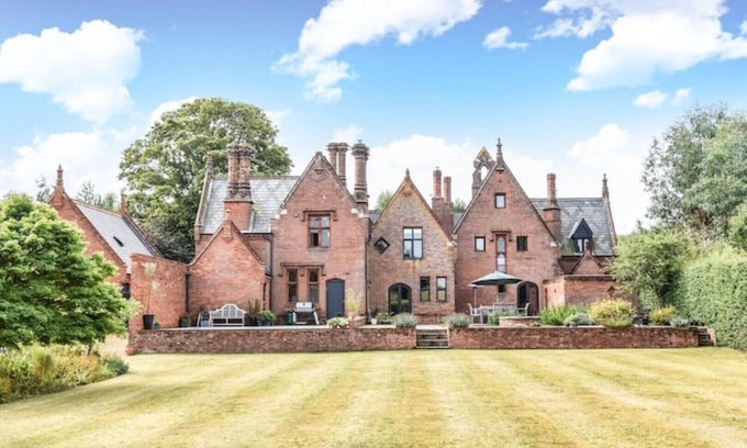 Ringland Casa | Old School meets Contemporary (sleeps 16 to 20)