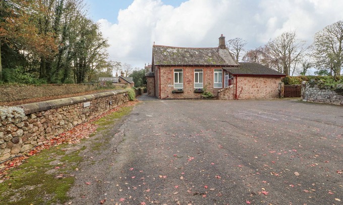 Ravenglass Casa | OLD SCHOOL MUNCASTER HOUSE, pet friendly, with open fire in Holmrook