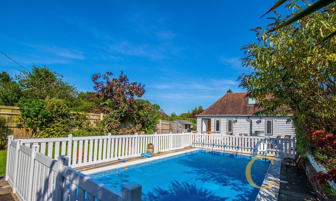 Peasmarsh Casa | Old Thatch Cottage with Heated Outdoor Swimming Pool - Near Rye
