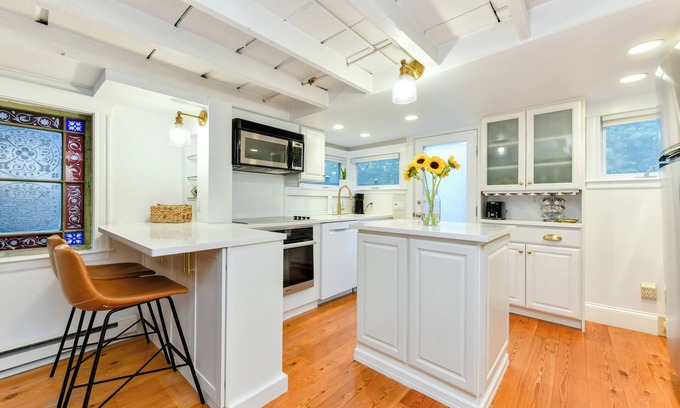Marblehead Cabaña | Old Town Cottage Near Crocker Park and the Marblehead Harbor. Includes Parking!