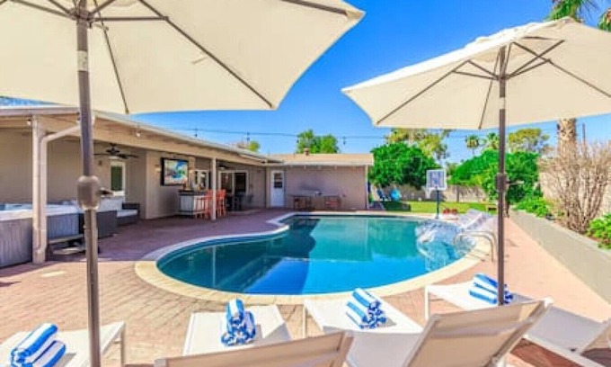 Scottsdale Highlands Casa | Old Town Heated Pool Hot Tub Putting Green