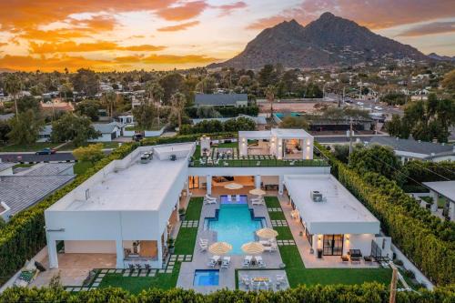 South Scottsdale Casa | Old Town Scottsdale Luxury Villa - Heated Pool, Spa, Rooftop Deck, Sauna, Speakeasy