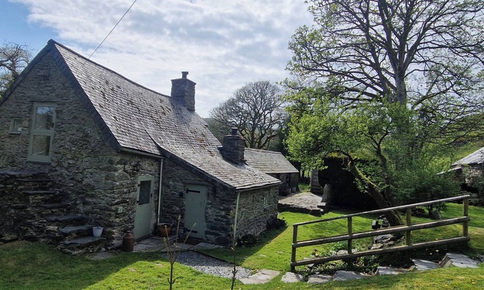 Bala Cabaña | OLD TY'N Y WERN, pet friendly, character holiday cottage in Bala