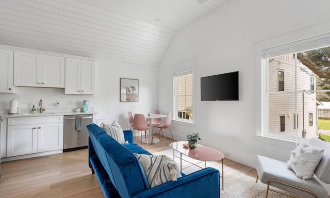 Old Village Casa | Old Village Guest House - 5 Mins to the Beach!