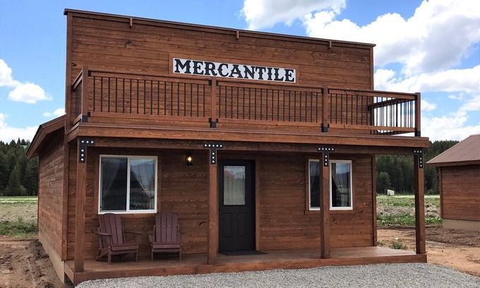 Island Park Cabina | Old West Escapes, Mercantile