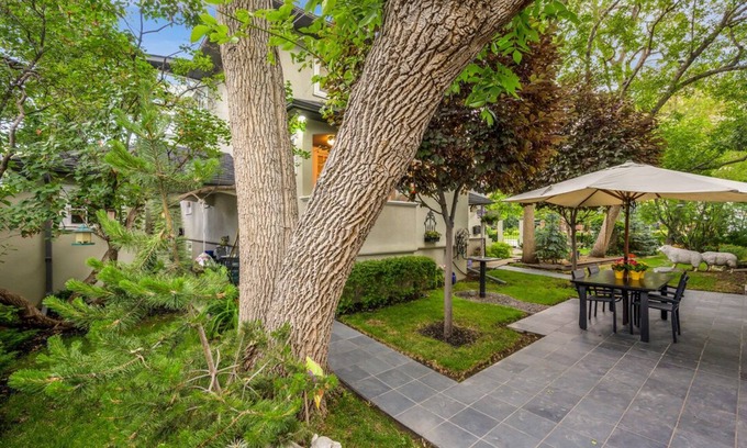 Mission District Condominio | Old-World Charm Meets Contemporary Furnishings: Inner-City Calgary Condo