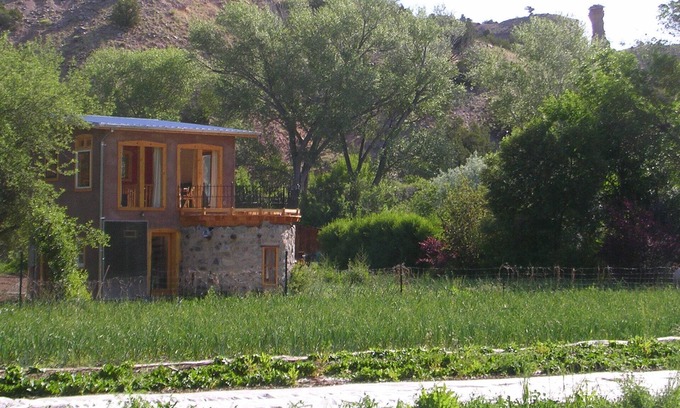 Embudo Casa | Encanto del Viejo Mundo: The Tower Guest House en una pequeña granja orgánica de ajo