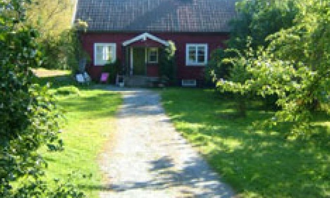 Bergshamra Otro | Older cottage by the lake with a boat in Roslagen