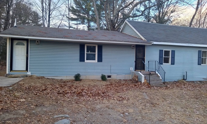 Barkhamsted Casa | Older house near parks, beach, fishing, boating, river rafting, and night life.